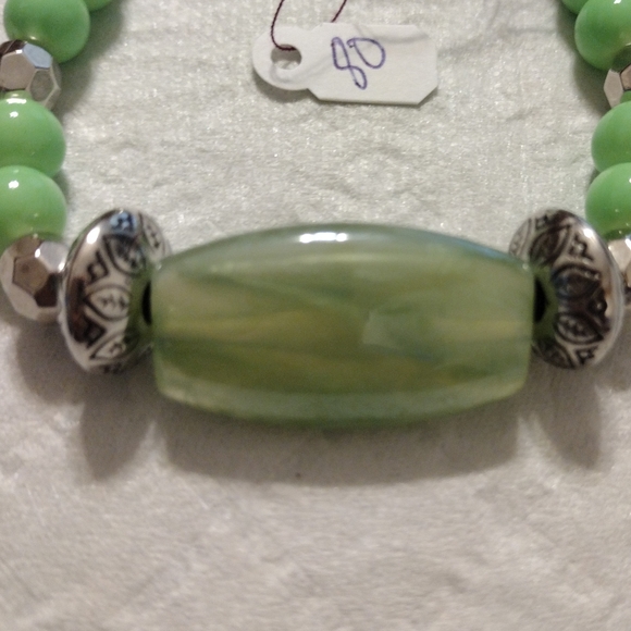 Artemis's Gems custom-made beaded bracelet with large green gem and metal beads - Picture 3 of 5